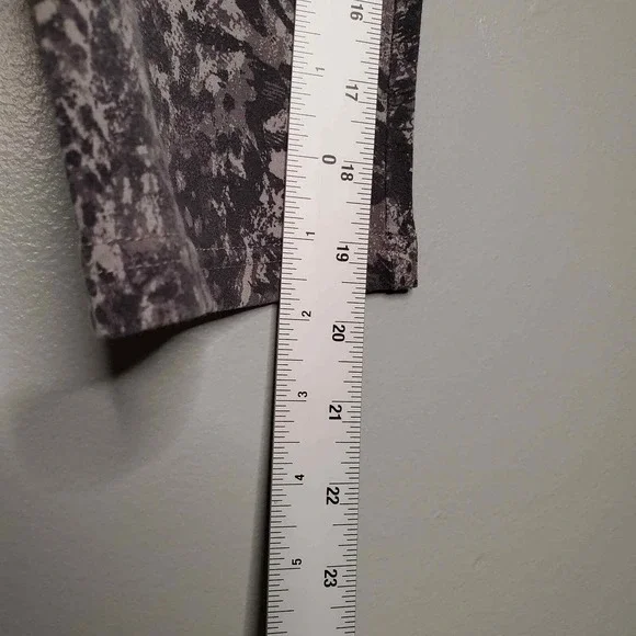 Style & Co Sport Women's‎ Size L Workout Capris Gray Animal Print Gym Leggings - Picture 7 of 7